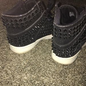 Steve Madden Shoes - π€π€ STEVE MADDEN SHUFLE-S STUDDED HI-TOP SNEAKERS Steve Madden Shoes - π€π€ STEVE MADDEN SHUFLE-S STUDDED HI-TOP SNEAKERS